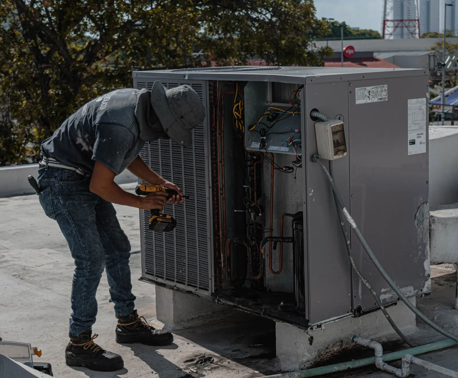 Air con technician servicing a rooftop air conditioning unit